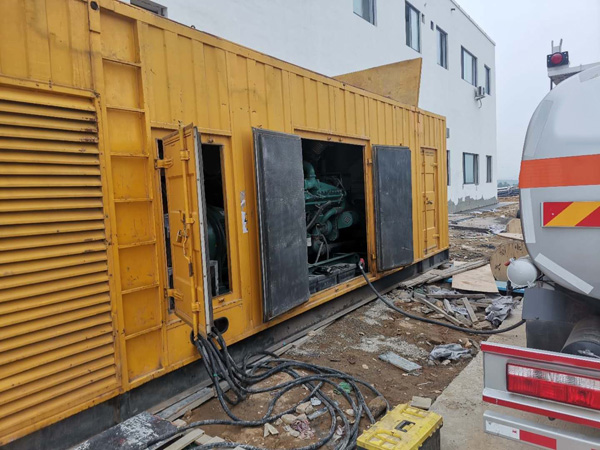 肃南如何在发电机出租合同中约定设备的维修和保养责任？